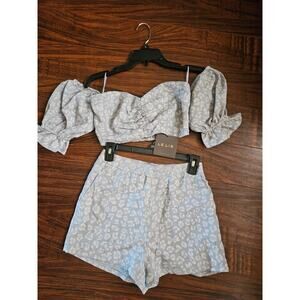Le Lis 2 piece cropped top set Size Small - top & short set